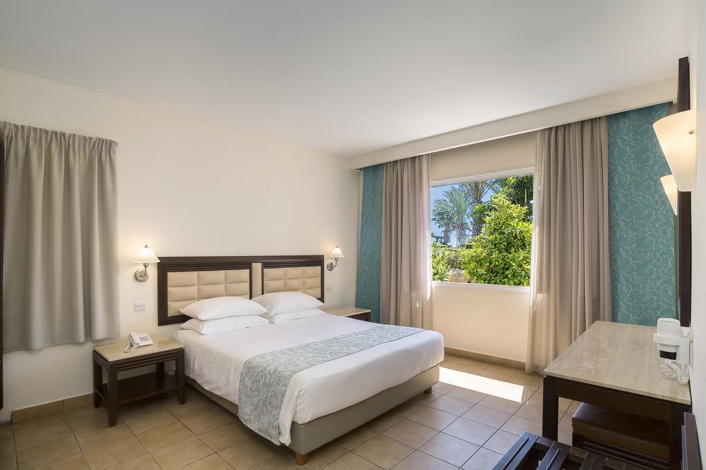 Avanti Hotel Paphos Bagian luar foto