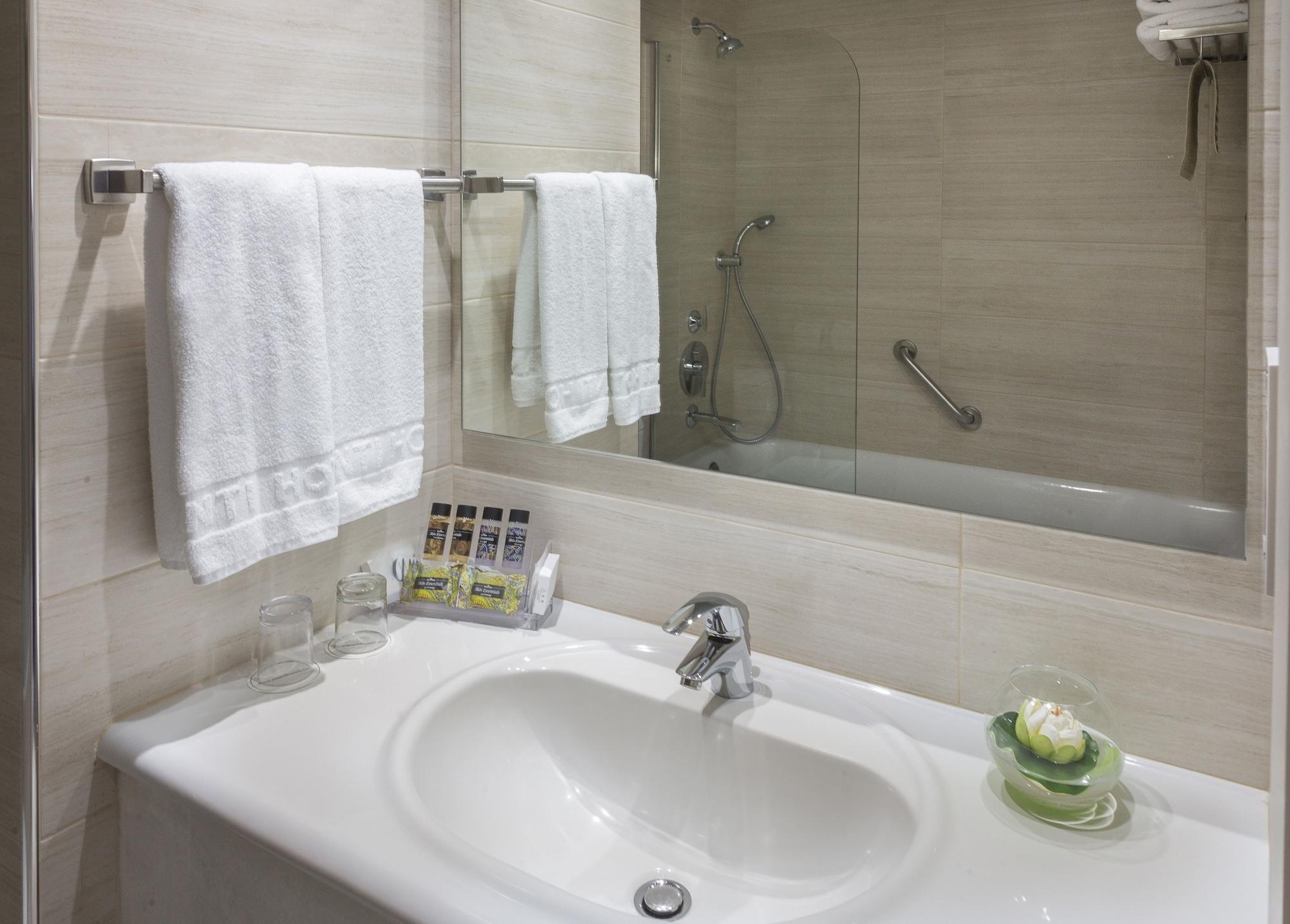 Avanti Hotel Paphos Bagian luar foto
