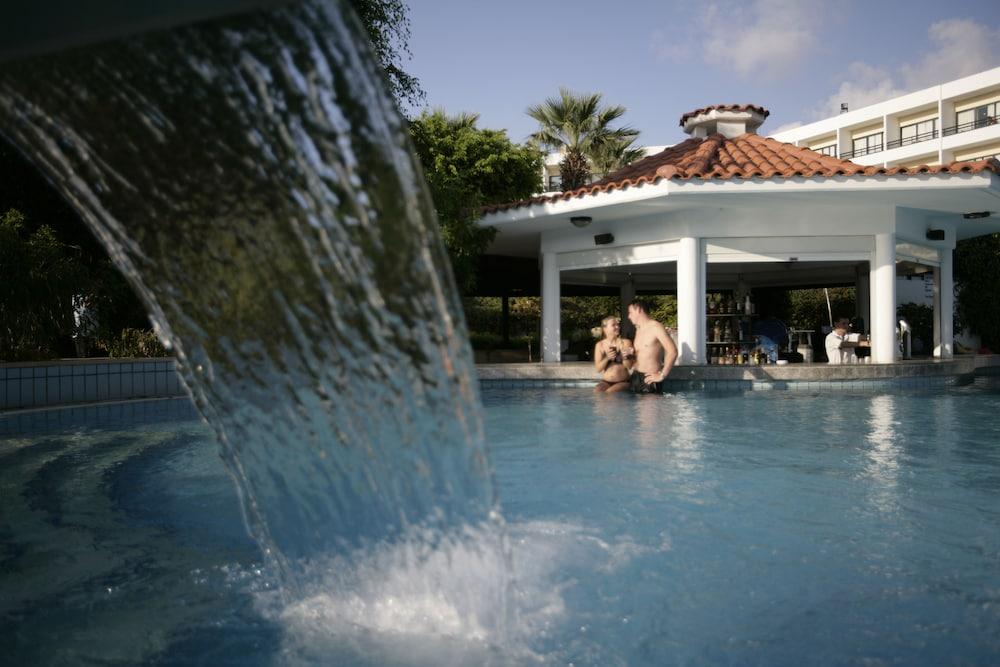 Avanti Hotel Paphos Bagian luar foto