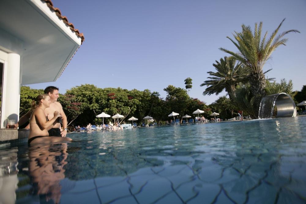Avanti Hotel Paphos Bagian luar foto